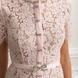 Düğme Detaylı ve Dilimli Dantel Etek Uçlu Elegant Çiçek Dantelli Elbise – Pudra Pembe
