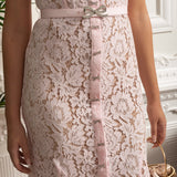 Düğme Detaylı ve Dilimli Dantel Etek Uçlu Elegant Çiçek Dantelli Elbise – Pudra Pembe