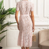 Düğme Detaylı ve Dilimli Dantel Etek Uçlu Elegant Çiçek Dantelli Elbise – Pudra Pembe