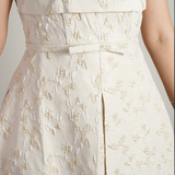 Yüksek Yakalı ve Önden Yırtmaçlı Çiçek İşlemeli Kolsuz Elbise - Ivoire