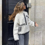 Desenli Boğazlı Triko Kazak