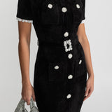 Kristal Düğmeli ve Dantel Detaylı Şık Midi Elbise – Siyah