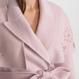 Pembe Tilki Kürklü ve Pelerin Detaylı İşlemeli Yün Kaban