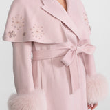 Pembe Tilki Kürklü ve Pelerin Detaylı İşlemeli Yün Kaban