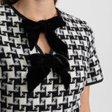 Kadife Fiyonk Detaylı, Ekose Desenli Tweed Mini Elbise – Siyah & Beyaz