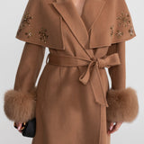 Açık Kahverengi Tilki Kürklü ve Pelerin Detaylı İşlemeli Yün Kaban