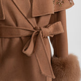 Açık Kahverengi Tilki Kürklü ve Pelerin Detaylı İşlemeli Yün Kaban