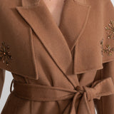 Açık Kahverengi Tilki Kürklü ve Pelerin Detaylı İşlemeli Yün Kaban