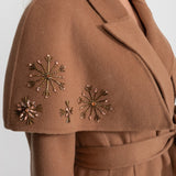 Açık Kahverengi Tilki Kürklü ve Pelerin Detaylı İşlemeli Yün Kaban