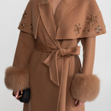 Açık Kahverengi Tilki Kürklü ve Pelerin Detaylı İşlemeli Yün Kaban