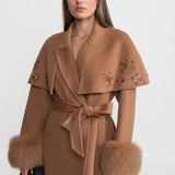 Açık Kahverengi Tilki Kürklü ve Pelerin Detaylı İşlemeli Yün Kaban