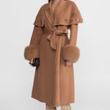 Açık Kahverengi Tilki Kürklü ve Pelerin Detaylı İşlemeli Yün Kaban