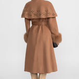 Açık Kahverengi Tilki Kürklü ve Pelerin Detaylı İşlemeli Yün Kaban